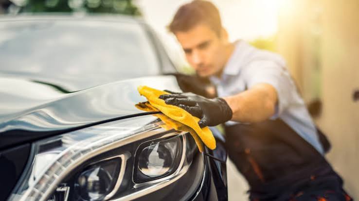 Detailed view of the mobile car detailing process, highlighting various stages and professional equipment used Detailed view of the mobile car detailing process, highlighting various stages and professional equipment used